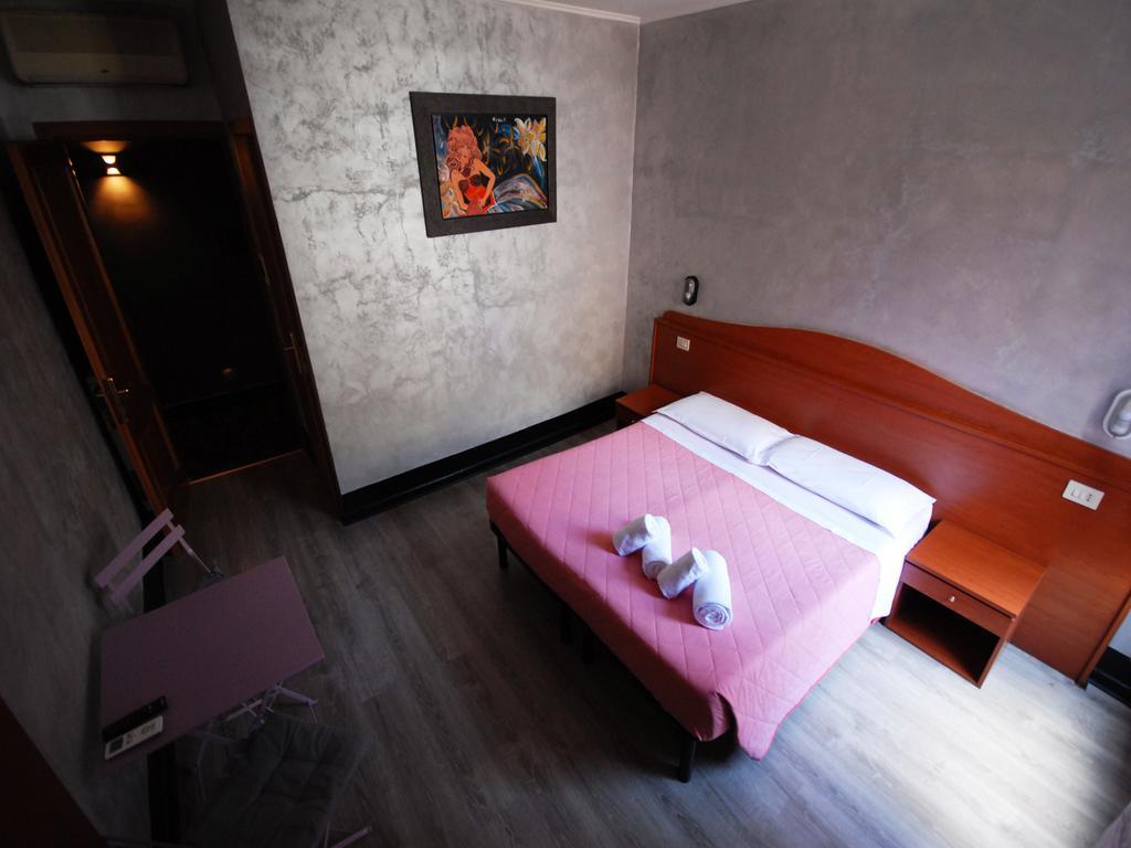 Romadelante Hotel Buitenkant foto