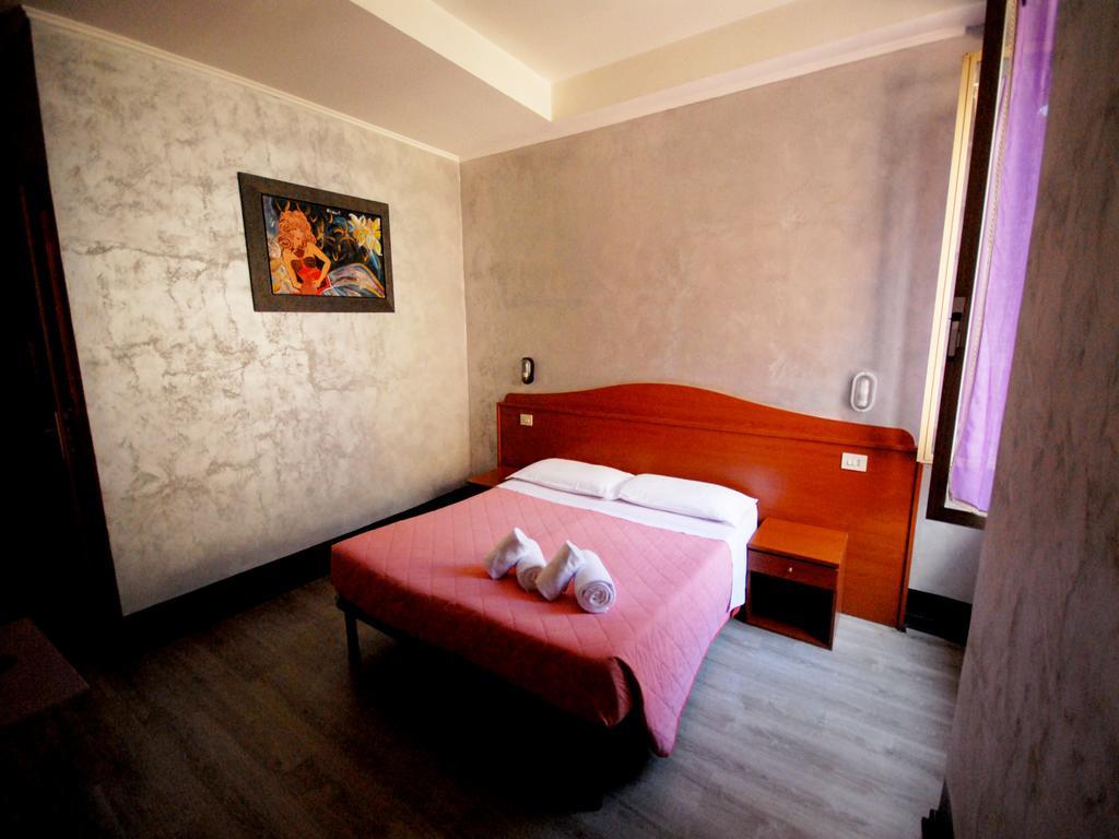 Romadelante Hotel Buitenkant foto